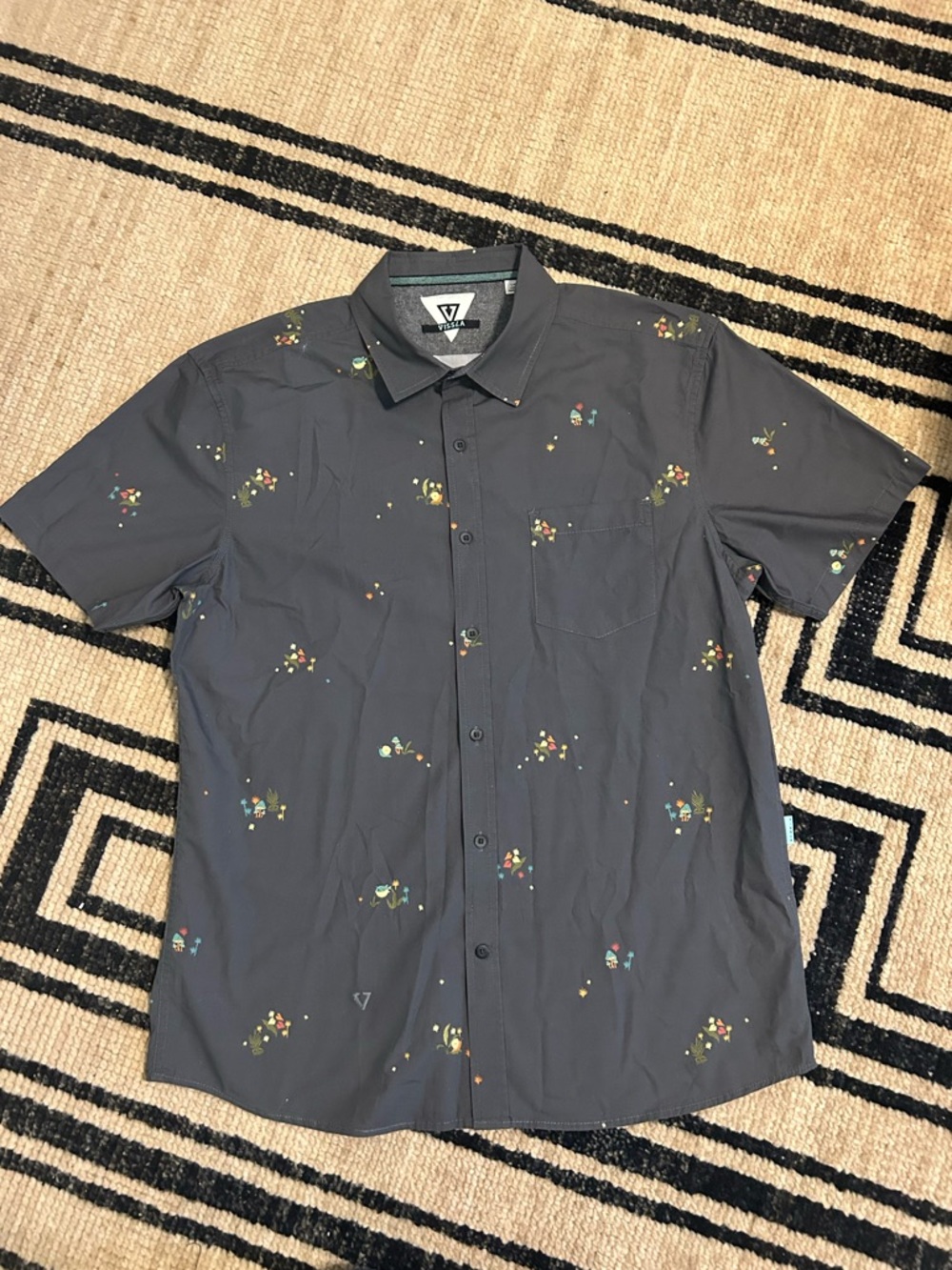 Men’s large Vissla mushroom collared button down shirt